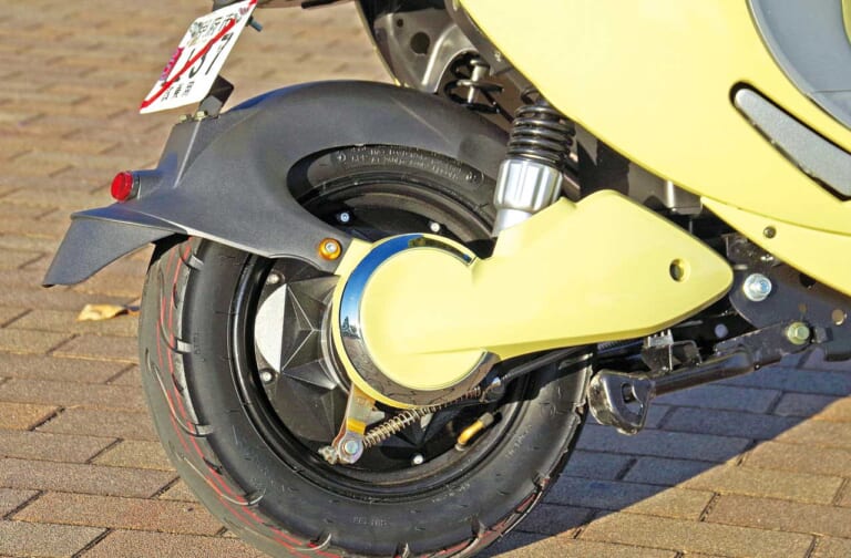 20万円切りの電動バイク・アクセス スイーツN|20万円を切るおシャレな電動バイク・スイーツN【灯火類&メッキパーツがキラキラ感を演出】