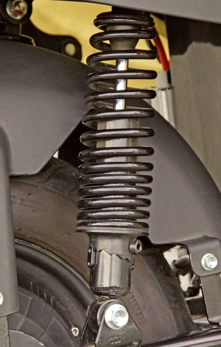 20万円切りの電動バイク・アクセス スイーツN|20万円を切るおシャレな電動バイク・スイーツN【灯火類&メッキパーツがキラキラ感を演出】