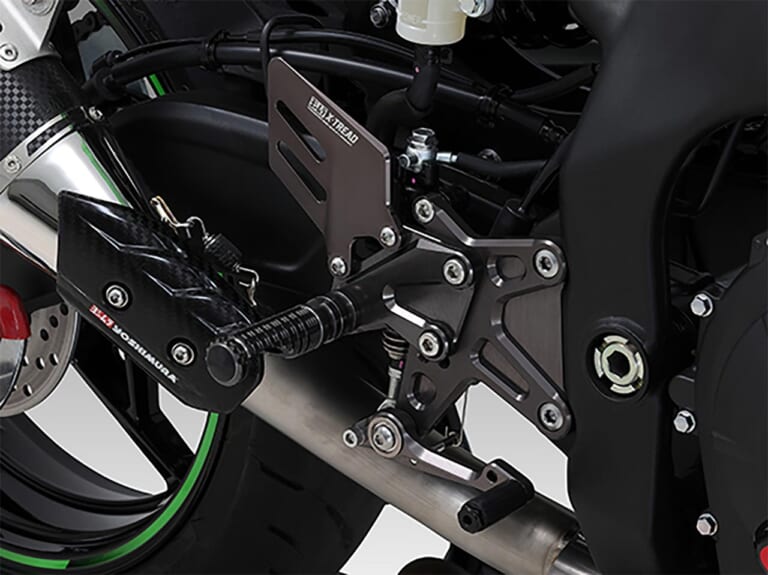 ヨシムラジャパン|'20 ニンジャZX-25Rステップキット X-TREAD|最新おすすめバイクカスタムパーツ×8選〈ヨシムラ/デイトナ/ストライカーetc.〉