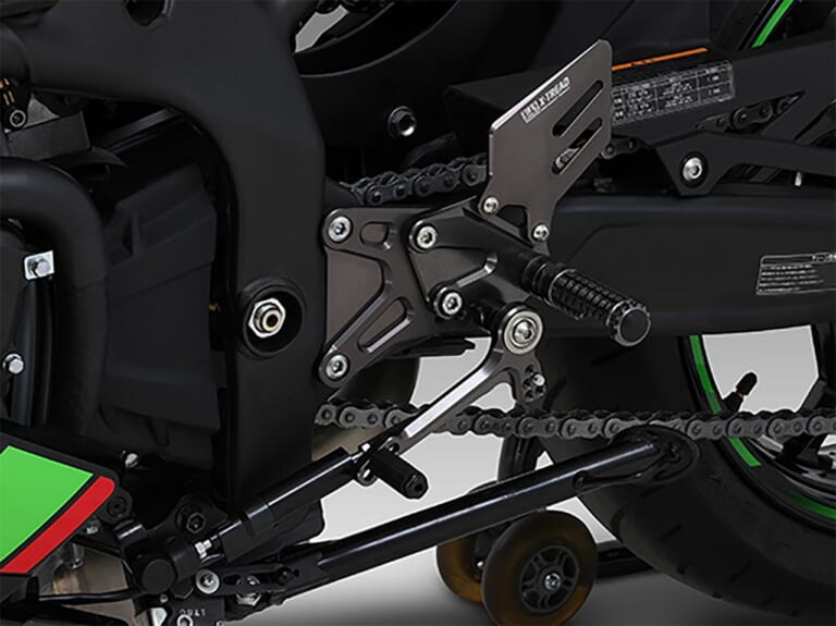 ヨシムラジャパン|'20 ニンジャZX-25Rステップキット X-TREAD|最新おすすめバイクカスタムパーツ×8選〈ヨシムラ/デイトナ/ストライカーetc.〉