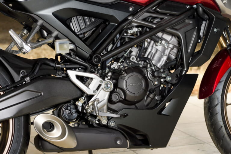ホンダCB125R|ホンダ新型「CB125R」登場!DOHCエンジン/ZX-25Rより太い倒立フォーク採用で1万6500円増