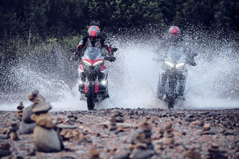 ドゥカティ ムルティストラーダV4S|地面から遠く、前輪に近く! 新V4エンジンが「ムルティストラーダV4S」を真のアドベンチャーバイクにした