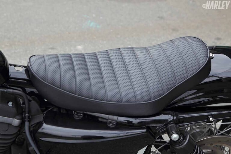 シンプルなタックロールシートもGW製|’94XL1200Xスポーツスターフォーティエイト×ハーレー伝統”4カム”カスタム