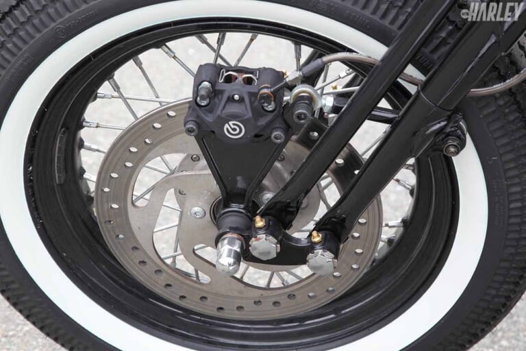 オリジナルのスプリンガーにセットされるブレーキは純正キャリパー|’94XL1200Xスポーツスターフォーティエイト×ハーレー伝統”4カム”カスタム