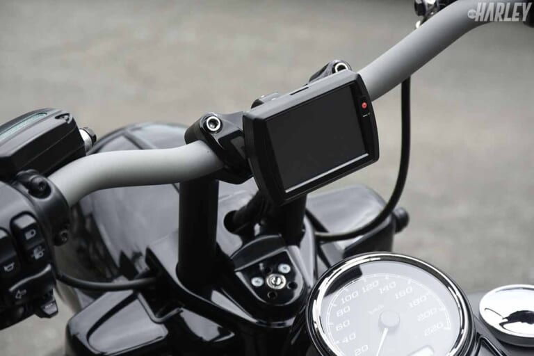 パワービジョンのデバイスコントローラーは車体に装備|ハーレー’18FLHRXS107ロードキングスペシャルカスタム【気持ち良い伸びを追求】