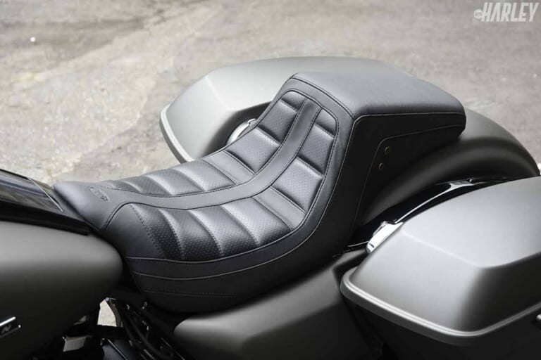 マスタング製の2アップシートを装着|ハーレー’18FLHRXS107ロードキングスペシャルカスタム【気持ち良い伸びを追求】