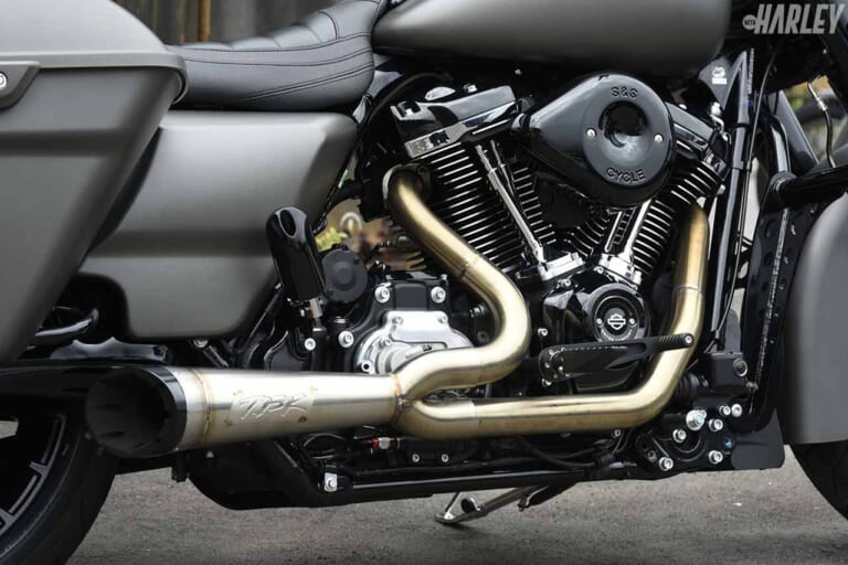 ツーブラザーレーシングの2イン1マフラーはフルエキゾーストタイプ|ハーレー’18FLHRXS107ロードキングスペシャルカスタム【気持ち良い伸びを追求】