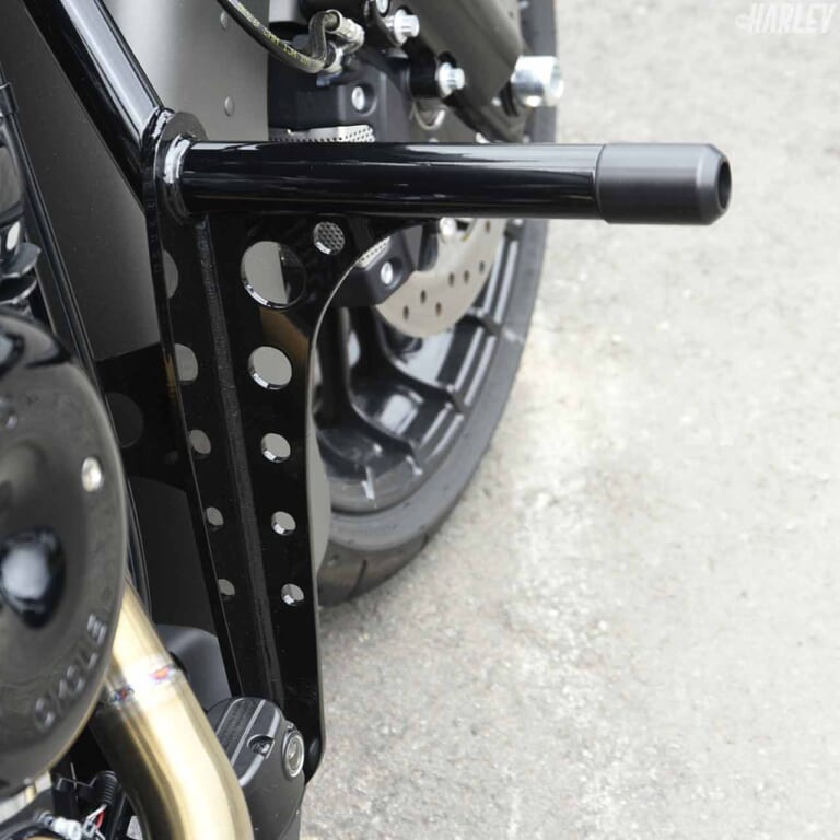 シンプルなBANG KING製のクラッシュバーを装着|ハーレー’18FLHRXS107ロードキングスペシャルカスタム【気持ち良い伸びを追求】