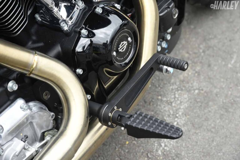 ステップボードは軽快なペグに変更|ハーレー’18FLHRXS107ロードキングスペシャルカスタム【気持ち良い伸びを追求】