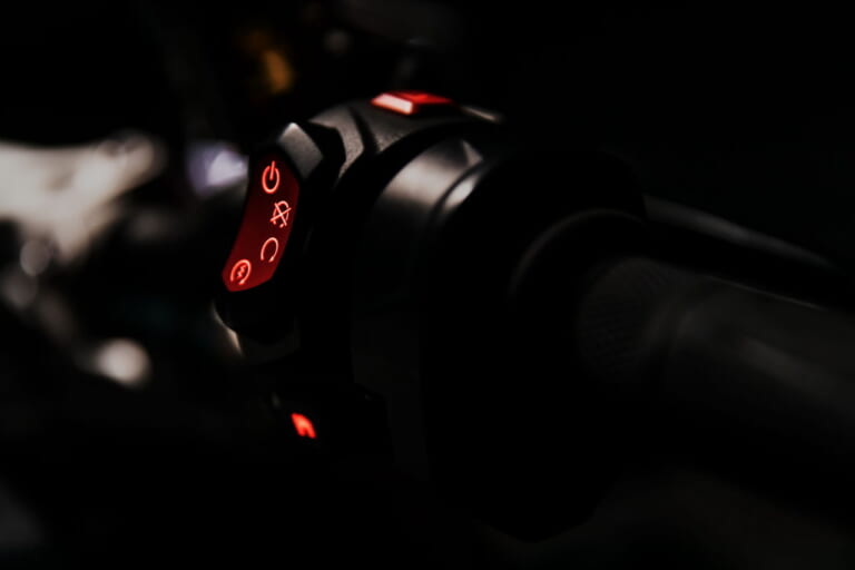 トライアンフ スピードトリプル1200RS|200万円切り/180馬力のモンスター3気筒! トライアンフ「スピードトリプル1200RS」登場