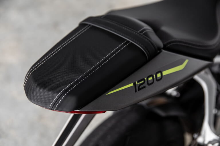 トライアンフ スピードトリプル1200RS|200万円切り/180馬力のモンスター3気筒! トライアンフ「スピードトリプル1200RS」登場