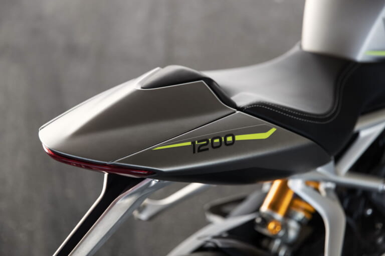 トライアンフ スピードトリプル1200RS|200万円切り/180馬力のモンスター3気筒! トライアンフ「スピードトリプル1200RS」登場