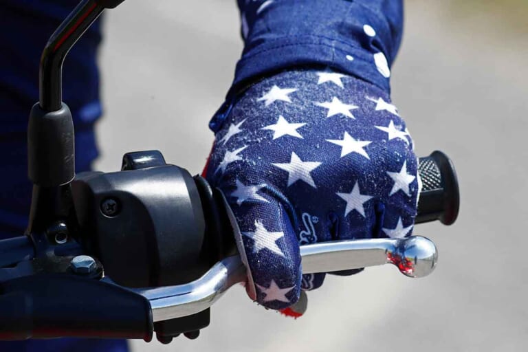 プロに聞くこだわりのオフロードアイテム選び|グローブ|オフロード用グローブを選ぶなら少し小さめがオススメ【プロに聞くこだわりのアイテム選び】