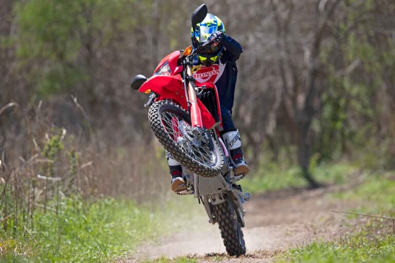 プロに聞くこだわりのオフロードアイテム選び|オフロード用グローブを選ぶなら少し小さめがオススメ【プロに聞くこだわりのアイテム選び】