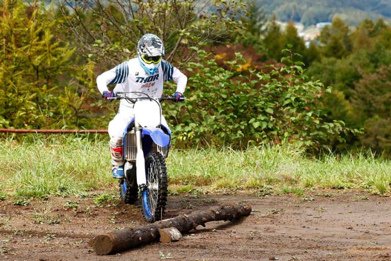 オフロードライディングテクニック|オフロードの丸太越えテクニックをイチから磨く練習法・後編〈渡辺学のスキルアップラボ〉