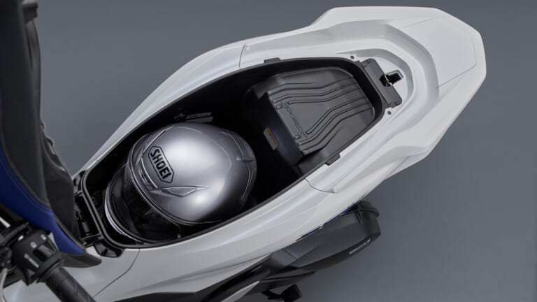 ホンダPCX e:HEV|2021新車バイクラインナップ|日本車|ホンダ2021新車バイクラインナップ〈51〜125cc原付二種スクーター〉PCX/リードetc.