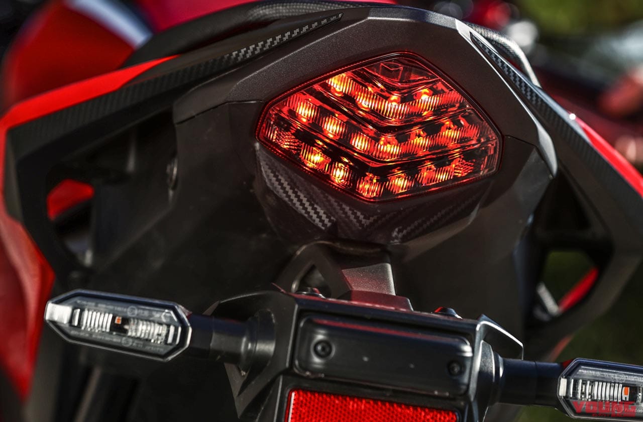 |岡崎静夏のホンダCBR400R試乗インプレ【トルクで走れる快適さが日本の公道にベストマッチ】