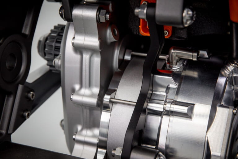 Triumph TE-1 PROJECT|180馬力のパワートレイン公開! トライアンフ「TE-1プロジェクト」フェーズ2完了