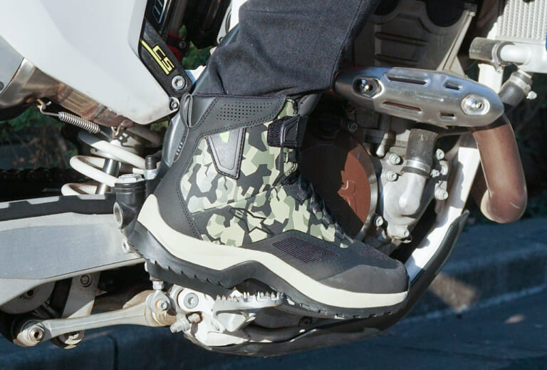 オフロード走行対応軽量防水ライディングシューズ|アルパインスターズCR-6ドライスター|林道遊びにピッタリ!高いプロテクション性の軽量防水ライディングシューズ〈アルパインスターズ〉