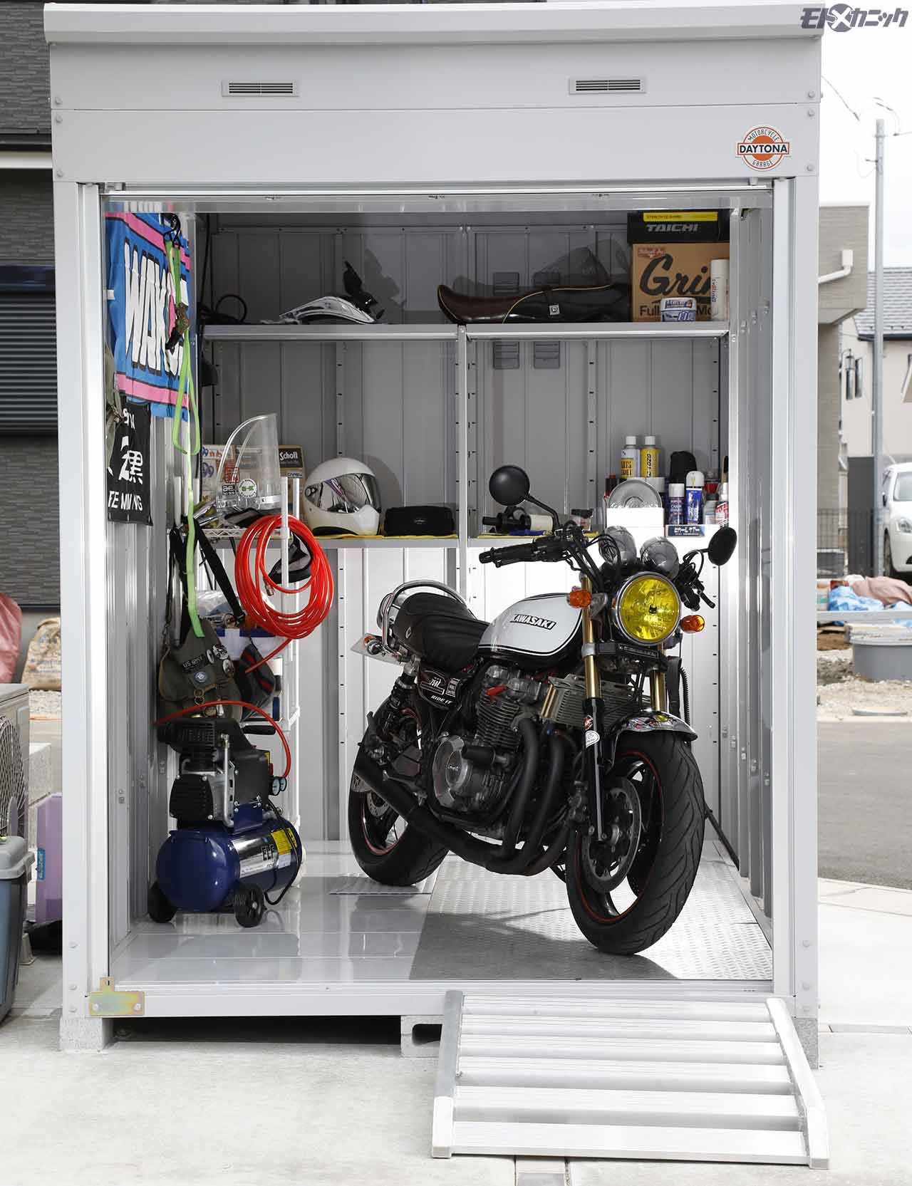 憧れのガレージライフ：自宅新築と同時に市販のバイク専用ガレージを ...