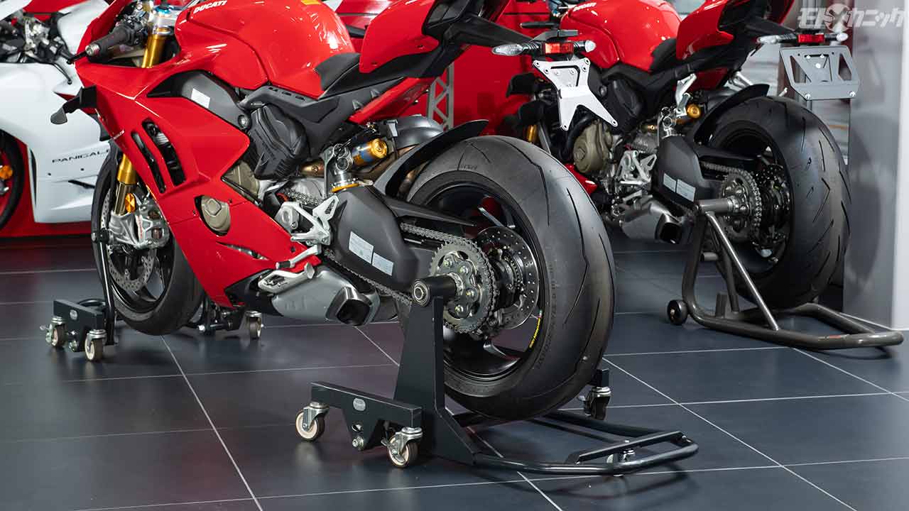 写真] 縦横無尽にバイクが動く!! Garage Revo 移動式バイクスタンド 