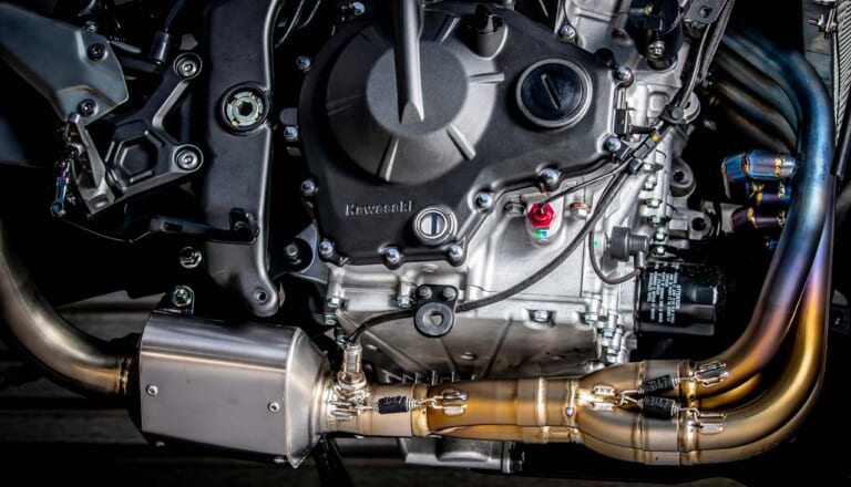 ヨシムラ ZX-25用 機械曲R-11チタンサイクロン カーボンエンド 政府認証|続々リリース!ニンジャZX-25R用新作パーツセレクション〈×7ブランド〉