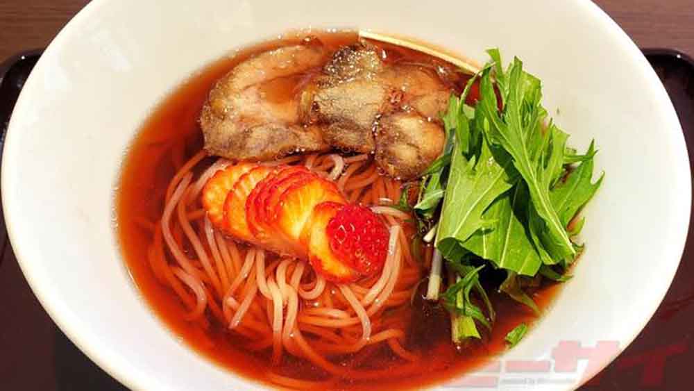 茨城に新名物「苺農家のいちごらーめん」爆誕！ 真っ赤なスープ＆スライス苺のラーメンを食してきた