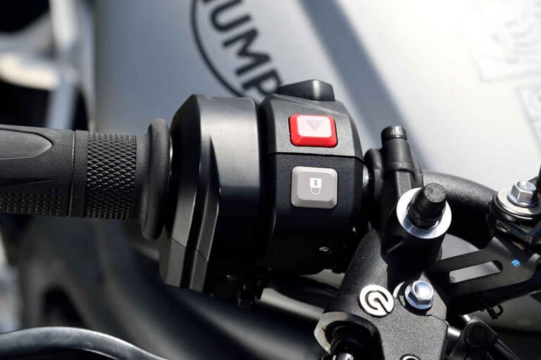 トライアンフ スピードトリプル1200RS|トライアンフ スピードトリプル1200RS 試乗インプレッション【まるで2スト500ccレーサー!?】