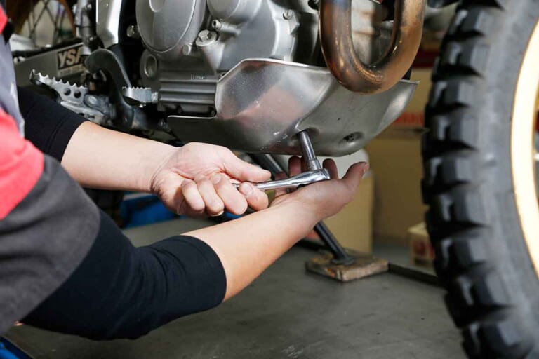 セロー250のメンテナンス|超初心者も自分でできる簡単バイクメンテ#3【オイル交換&簡単ドライブチェーン洗浄|セロー250】