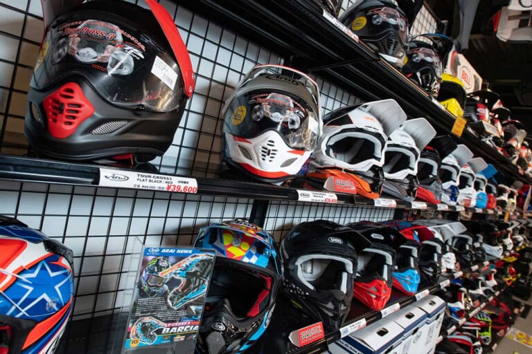 "オフの聖地"往訪:オフロード用品専門店「ダートバイクプラス瀬戸店」|“オフの聖地”往訪:オフロード用品専門店「ダートバイクプラス瀬戸店」〈在庫点数6万点超!!〉