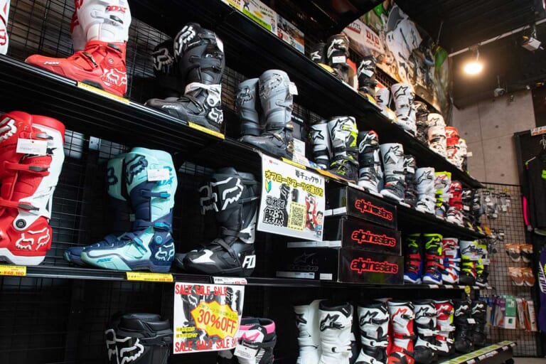 "オフの聖地"往訪:オフロード用品専門店「ダートバイクプラス瀬戸店」|“オフの聖地”往訪:オフロード用品専門店「ダートバイクプラス瀬戸店」〈在庫点数6万点超!!〉