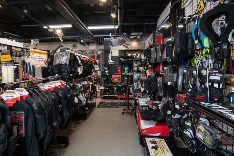 "オフの聖地"往訪:オフロード用品専門店「ダートバイクプラス瀬戸店」|“オフの聖地”往訪:オフロード用品専門店「ダートバイクプラス瀬戸店」〈在庫点数6万点超!!〉