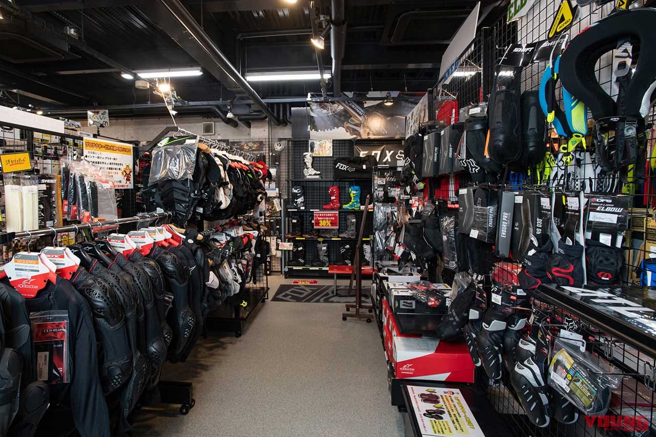 |“オフの聖地”往訪:オフロード用品専門店「ダートバイクプラス瀬戸店」〈在庫点数6万点超!!〉