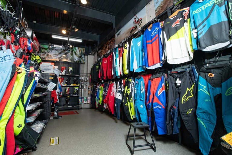 "オフの聖地"往訪:オフロード用品専門店「ダートバイクプラス瀬戸店」|“オフの聖地”往訪:オフロード用品専門店「ダートバイクプラス瀬戸店」〈在庫点数6万点超!!〉