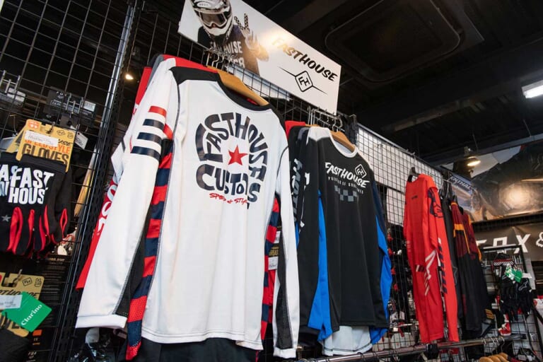 "オフの聖地"往訪:オフロード用品専門店「ダートバイクプラス瀬戸店」|“オフの聖地”往訪:オフロード用品専門店「ダートバイクプラス瀬戸店」〈在庫点数6万点超!!〉