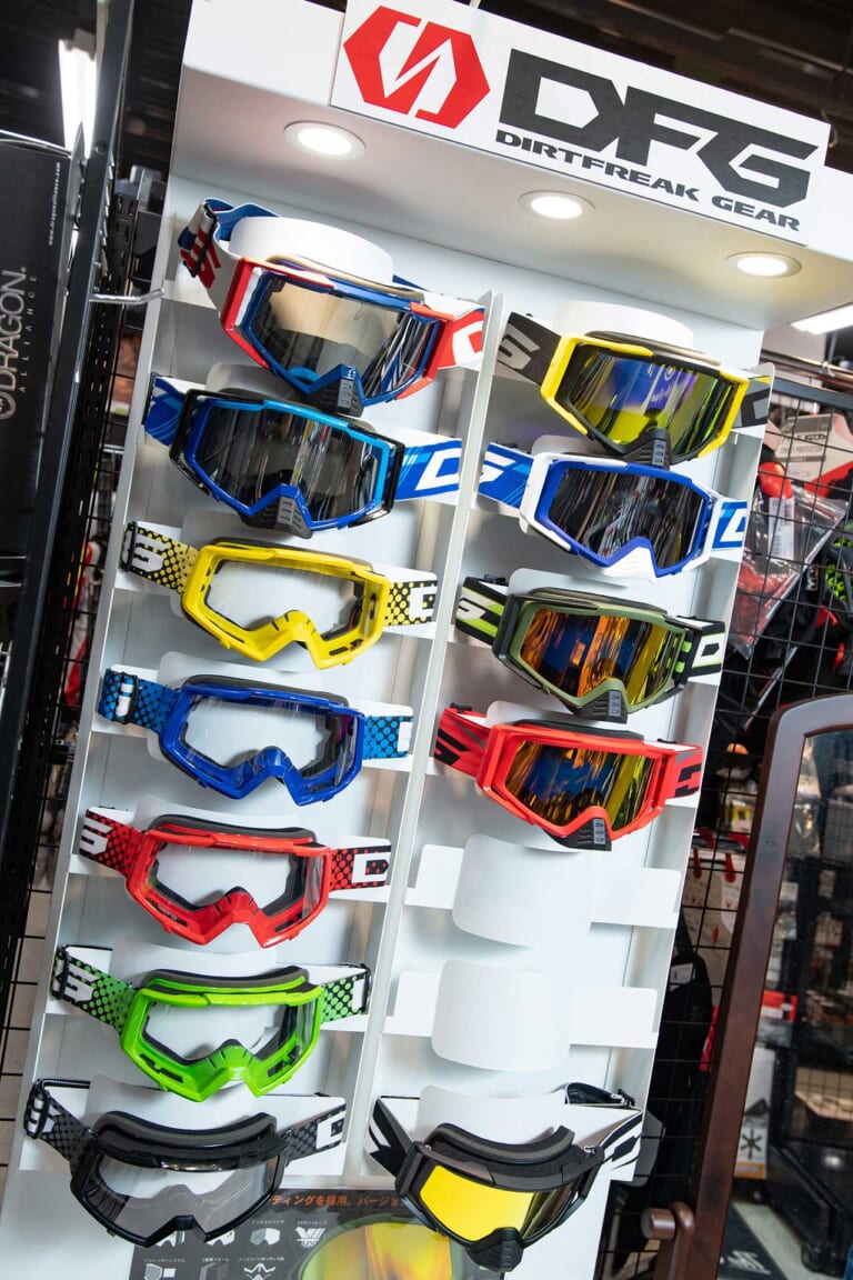 "オフの聖地"往訪:オフロード用品専門店「ダートバイクプラス瀬戸店」|“オフの聖地”往訪:オフロード用品専門店「ダートバイクプラス瀬戸店」〈在庫点数6万点超!!〉