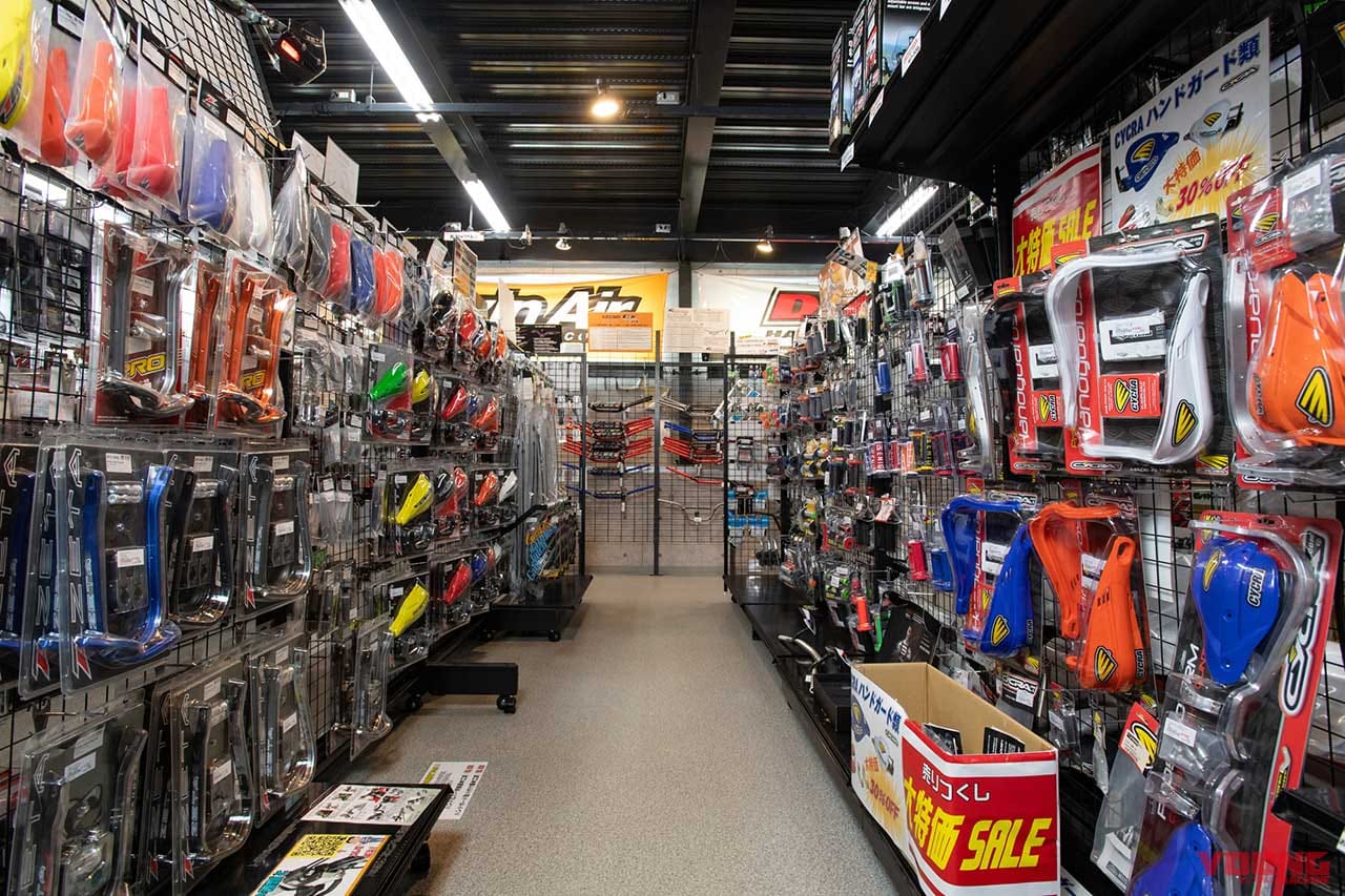 |“オフの聖地”往訪:オフロード用品専門店「ダートバイクプラス瀬戸店」〈在庫点数6万点超!!〉