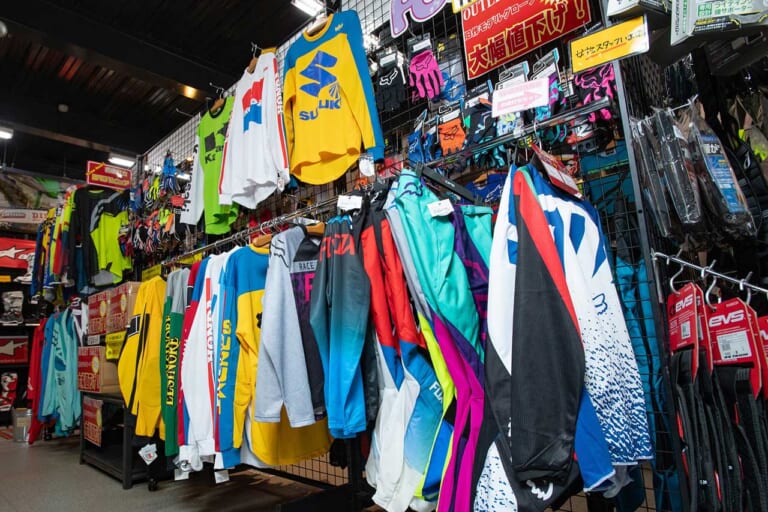 "オフの聖地"往訪:オフロード用品専門店「ダートバイクプラス瀬戸店」|“オフの聖地”往訪:オフロード用品専門店「ダートバイクプラス瀬戸店」〈在庫点数6万点超!!〉