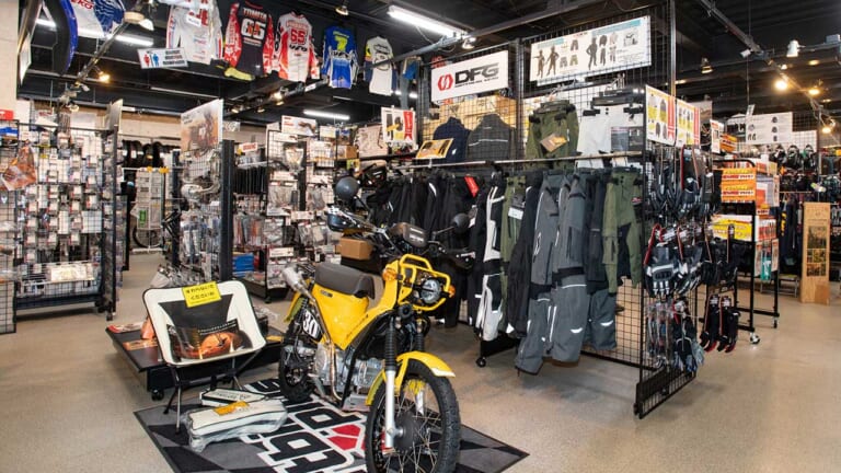 "オフの聖地"往訪:オフロード用品専門店「ダートバイクプラス瀬戸店」|“オフの聖地”往訪:オフロード用品専門店「ダートバイクプラス瀬戸店」〈在庫点数6万点超!!〉