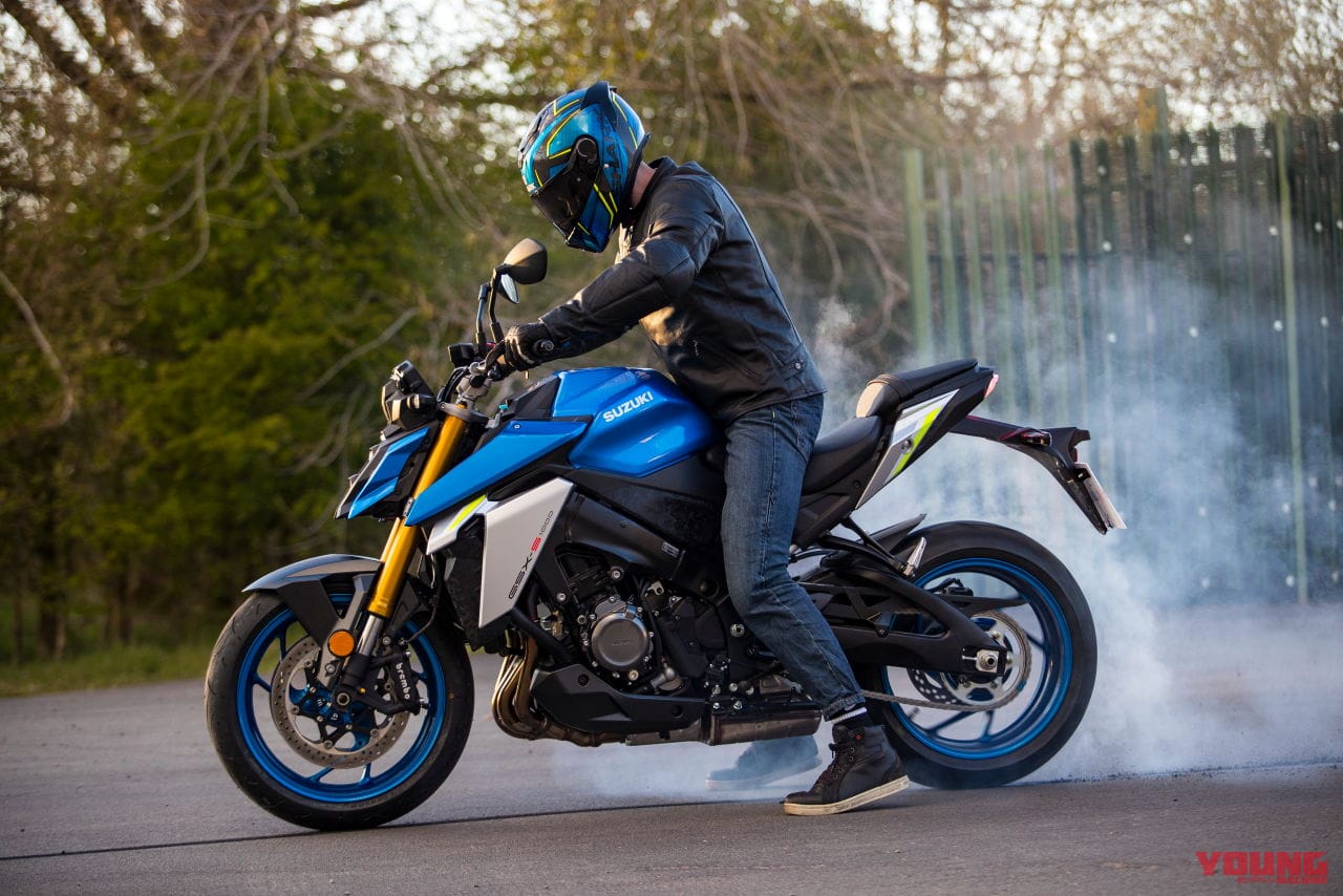 スズキ新型 Gsx S1000 登場 ウイング採用の新デザインとパワーアップしたエンジン Webヤングマシン 最新バイク情報 スズキ新型 Gsx S1000 登場 ウイング採用の新デザインとパワーアップしたエンジン Webヤングマシン 最新バイク情報