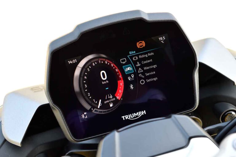 トライアンフ スピードトリプル1200RS|トライアンフ スピードトリプル1200RS 試乗インプレッション【まるで2スト500ccレーサー!?】