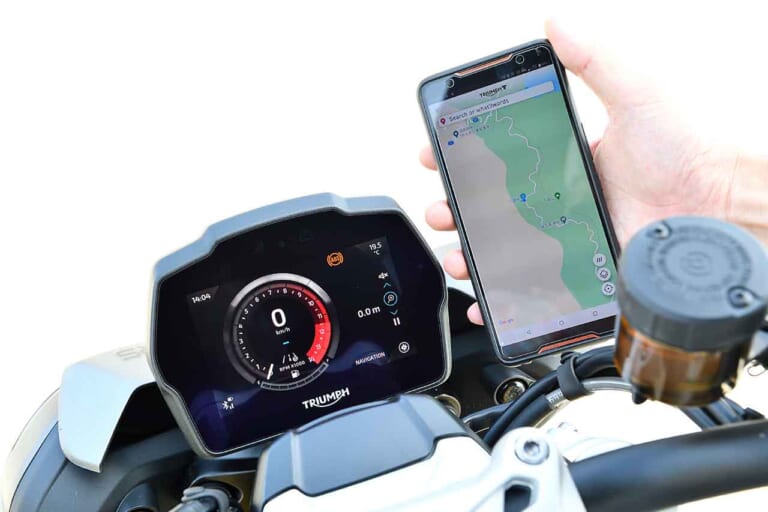 トライアンフ スピードトリプル1200RS|トライアンフ スピードトリプル1200RS 試乗インプレッション【まるで2スト500ccレーサー!?】