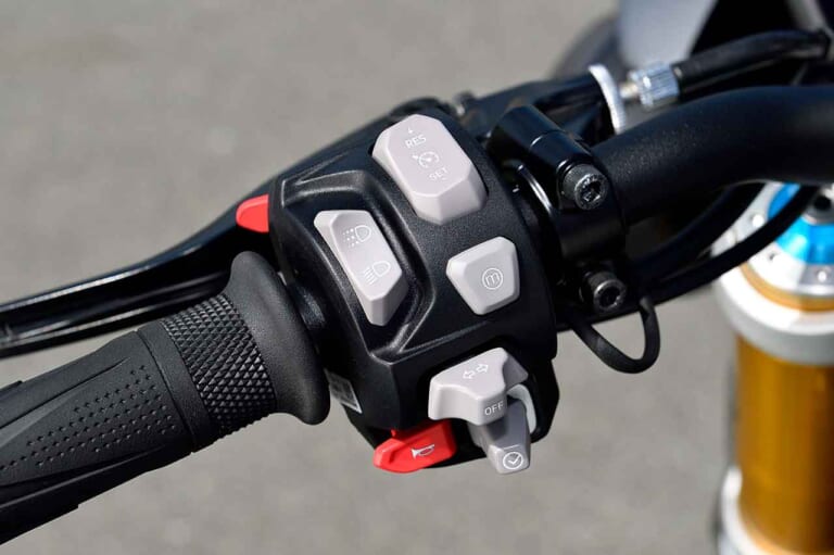 トライアンフ スピードトリプル1200RS|トライアンフ スピードトリプル1200RS 試乗インプレッション【まるで2スト500ccレーサー!?】