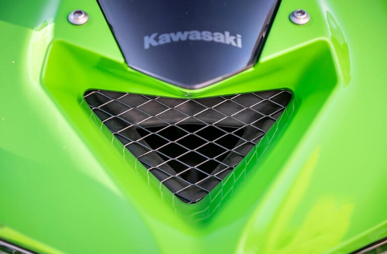 カワサキ ニンジャZX-25Rで実測200km/hに挑戦|トリックスターイカヅチJMCAマフラー装着車+ラピッドバイクEVO+ラムエアダクト加工|ニンジャZX-25Rで実測200km/hに挑戦#1【ポン付けチューンでどこまで伸びるか】