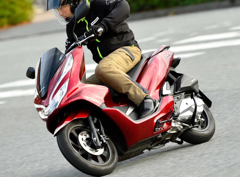 『マシン オブ ザ イヤー2020』結果発表:スクーター部門|ホンダPCX|『マシン オブ ザ イヤー2020』結果発表:スクーター部門【大人気のPCXが盤石の3連覇】