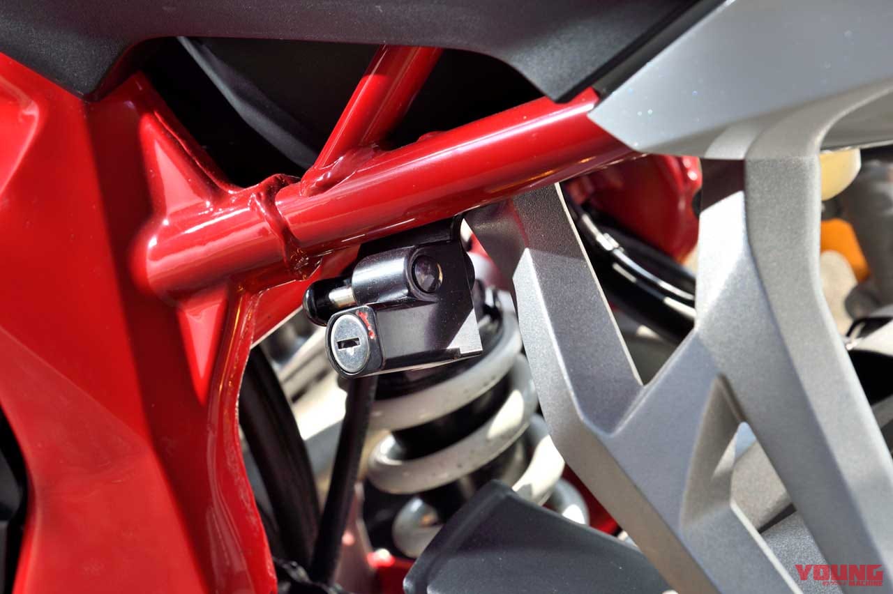 |操作性から安全性まで、CBR250RRパフォーマンスを引き出すカスタムパーツ〈ベビーフェイス〉