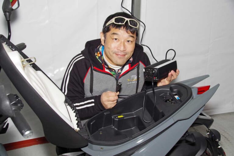 電動バイク アクセス スニーク77 プラグイン充電|精悍な容姿のトコトコ走り系電動バイク「アクセス スニーク77」試乗インプレッション