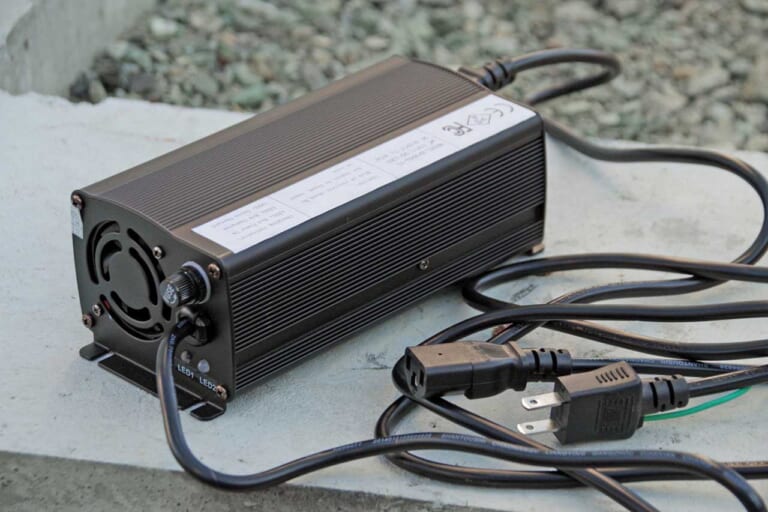 電動バイク アクセス スニーク77 専用充電器|精悍な容姿のトコトコ走り系電動バイク「アクセス スニーク77」試乗インプレッション