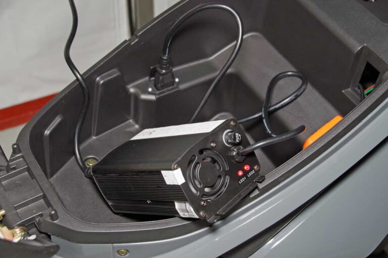 電動バイク アクセス スニーク77 充電口|精悍な容姿のトコトコ走り系電動バイク「アクセス スニーク77」試乗インプレッション