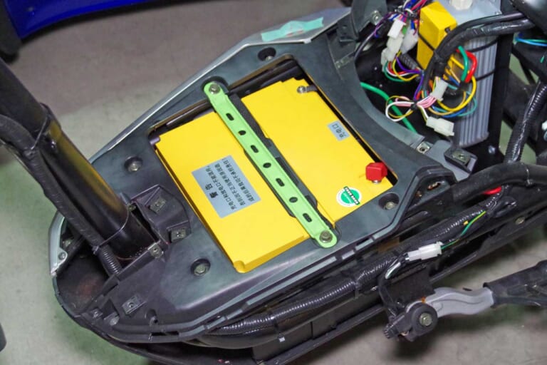 電動バイク アクセス スニーク77 リチウムイオンバッテリー|精悍な容姿のトコトコ走り系電動バイク「アクセス スニーク77」試乗インプレッション